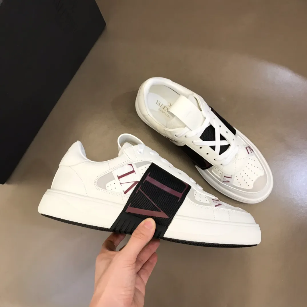 p440 "Valentin*" new spring and summer calfskin lace-up sneakers. No man should be able to refuse these shoes. The classic color scheme is so handsome! Purchase a high-precision replica of the original version to instantly sell off the market currency! 6 VLTN logo rubber effect straps - Valentino Garavani Logo printed on the back and tongue, all materials are customized to ensure quality! Size: 38-44